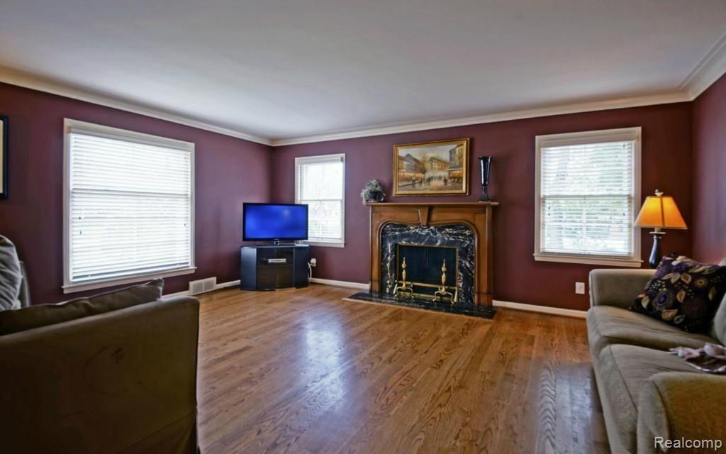 611 Hampton Road Grosse Pointe, MI 48236 - Photo 3 of 26 3-photo-web-1680x1050-164346.jpg