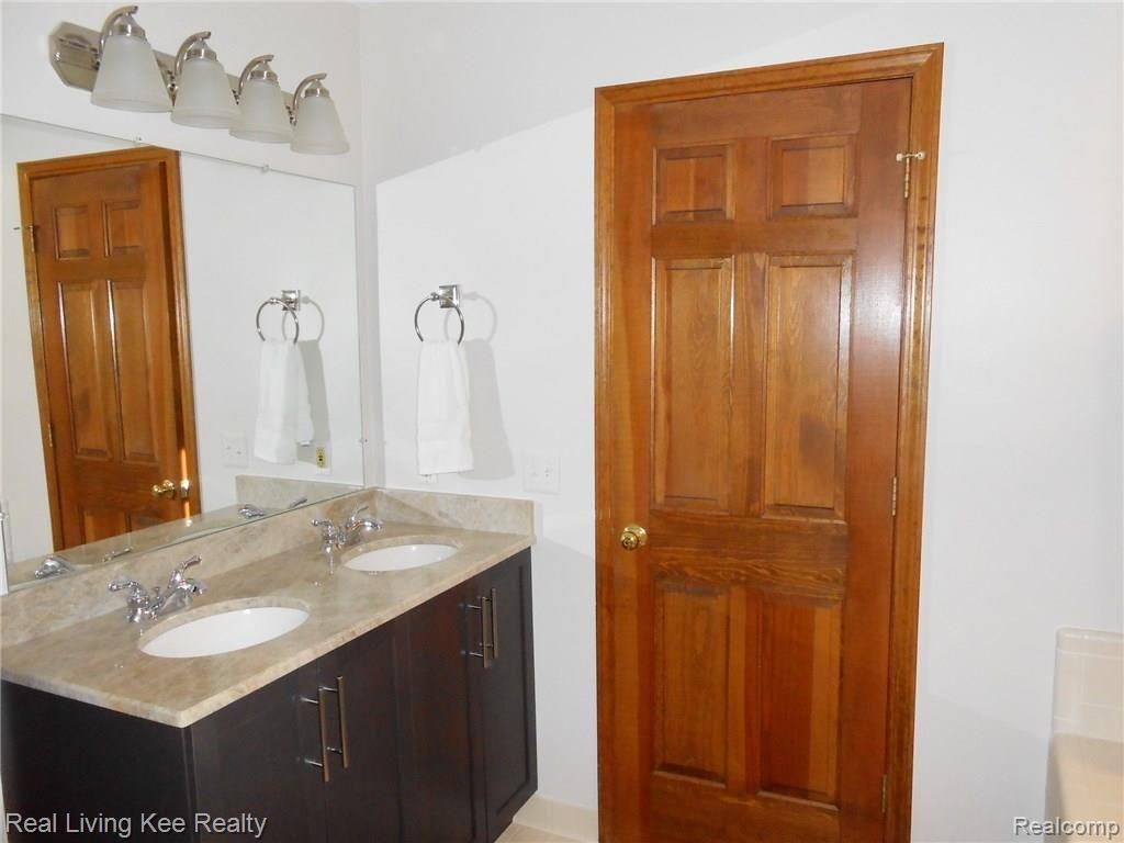 742 Stanford Circle Rochester, MI 48309 - Photo 22 of 35 Mstr 4.JPG