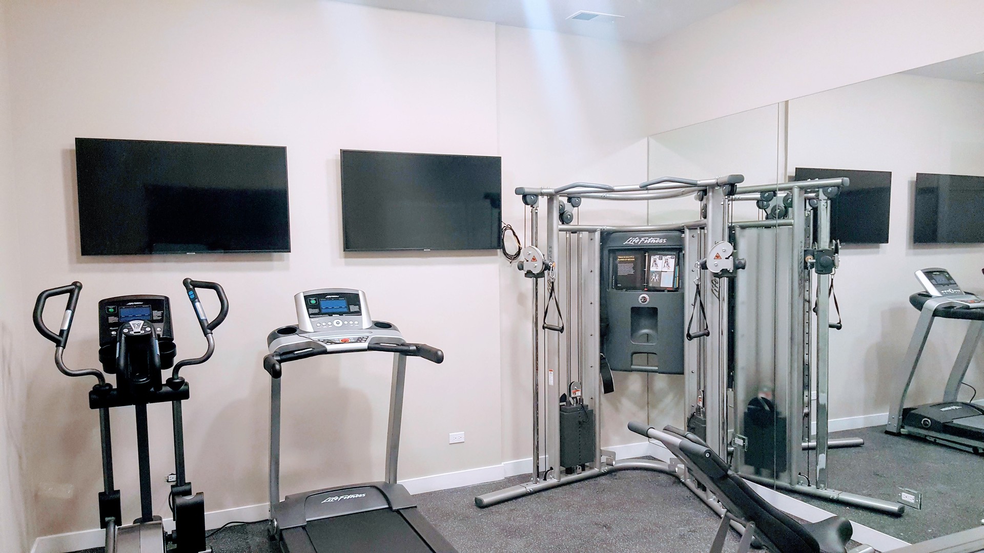 1409 West Diversey Parkway, Unit 320 Chicago, IL 60614 - Photo 3 of 13 a view of a room with gym equipment