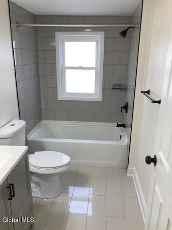 $1,800 | 4 Katherine Road, Unit 2, Colonie, NY 12205