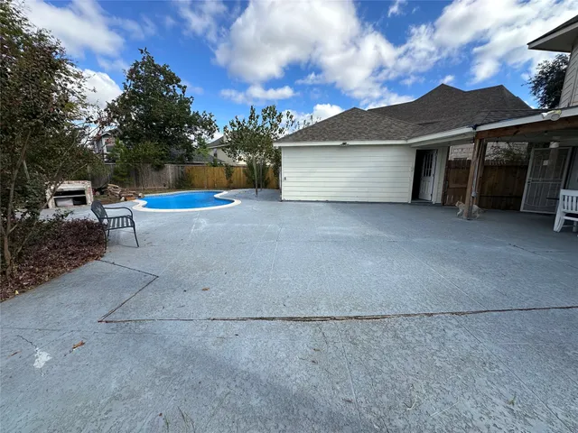 a view of back yard of the house