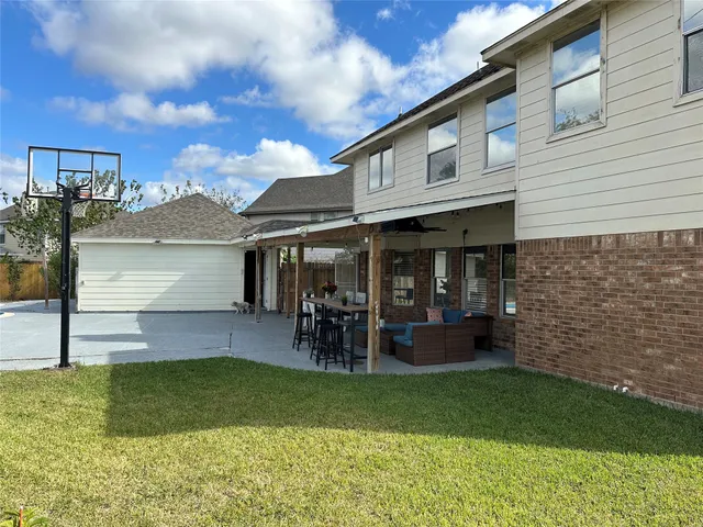 a view of outdoor space yard and porch