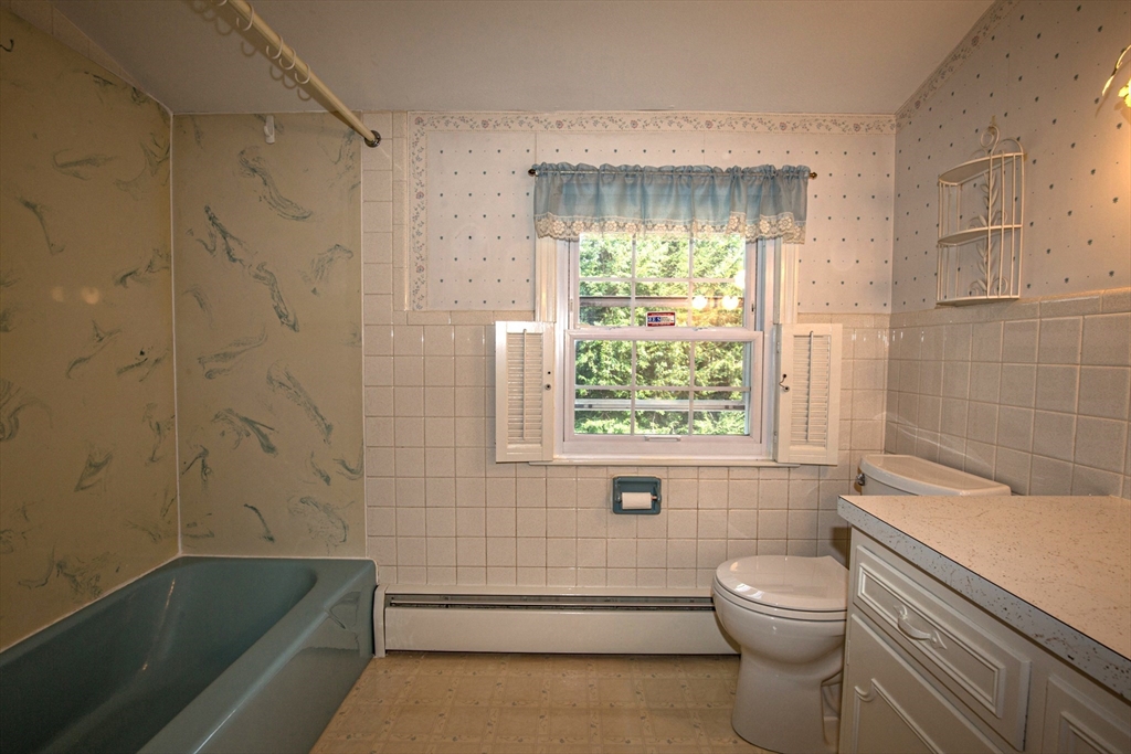 176 Wolf Swamp Road Longmeadow, MA 01106 - Photo 26 of 40 a bathroom with a toilet a sink and bathtub