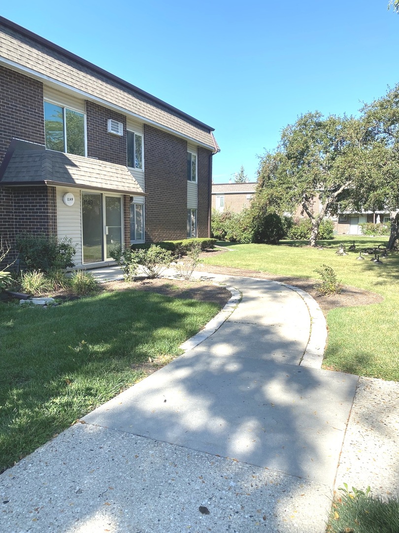 a view of an house with backyard and swimming pool