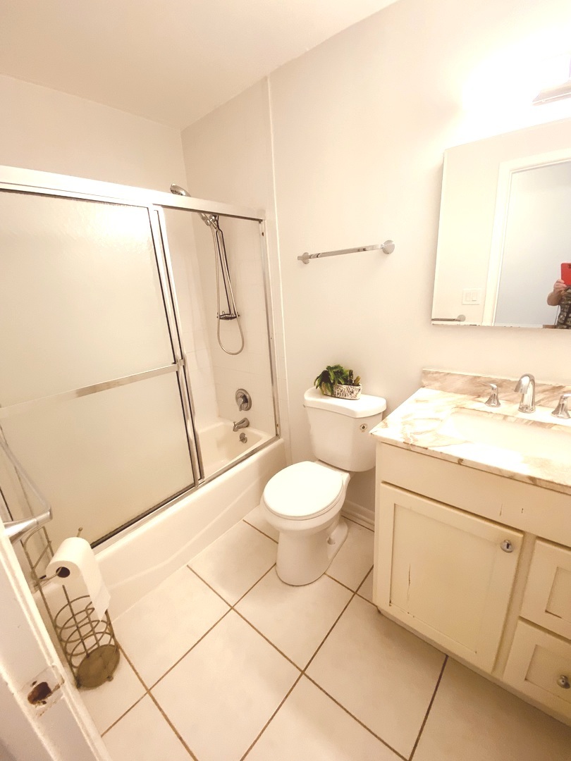 1149 Miller Lane, Unit 212 Buffalo Grove, IL 60089 - Photo 17 of 20 a bathroom with a toilet a sink and a bathtub
