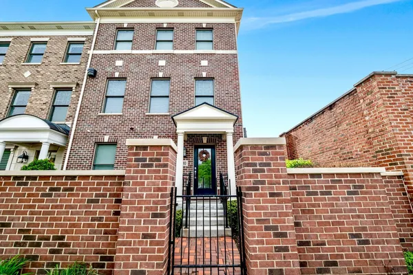 $775,000 | 110 South Washington Street, Wheaton, IL 60187
