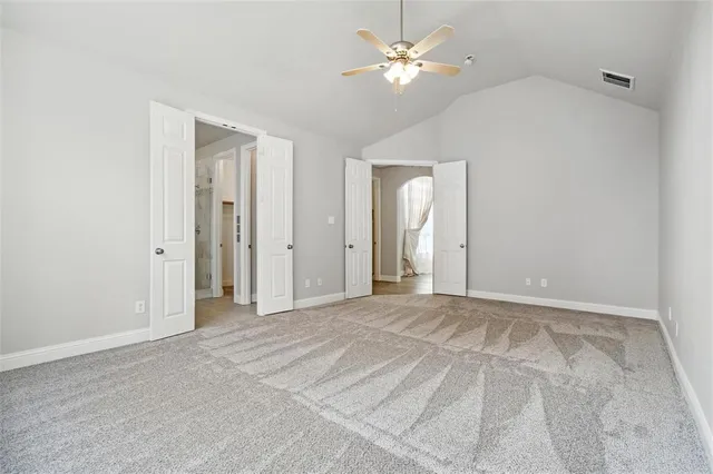 a view of empty room with a ceiling fan