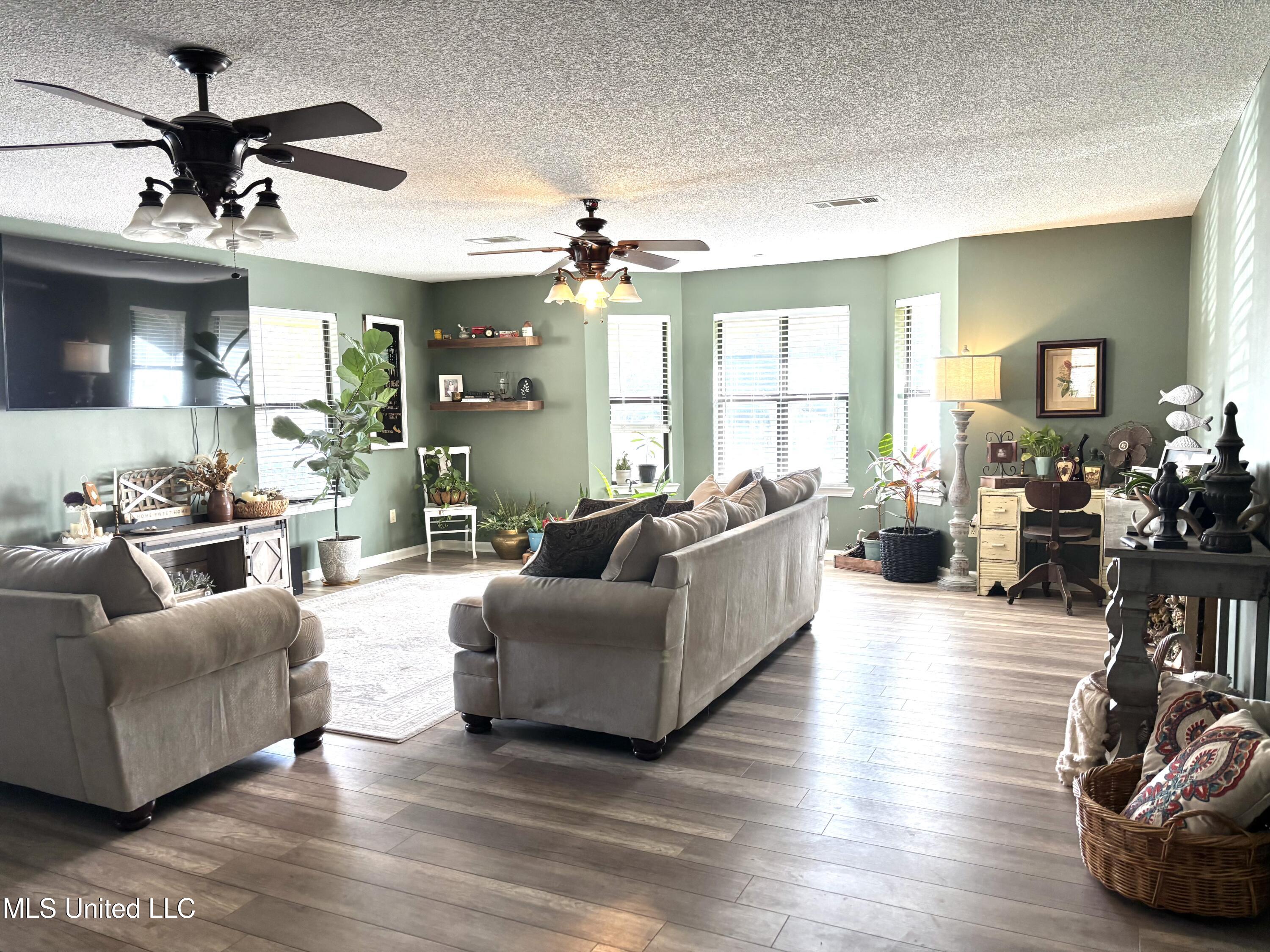 6105 McCormack Road Moss Point, MS 39562 - Photo 4 of 27 IMG_0448