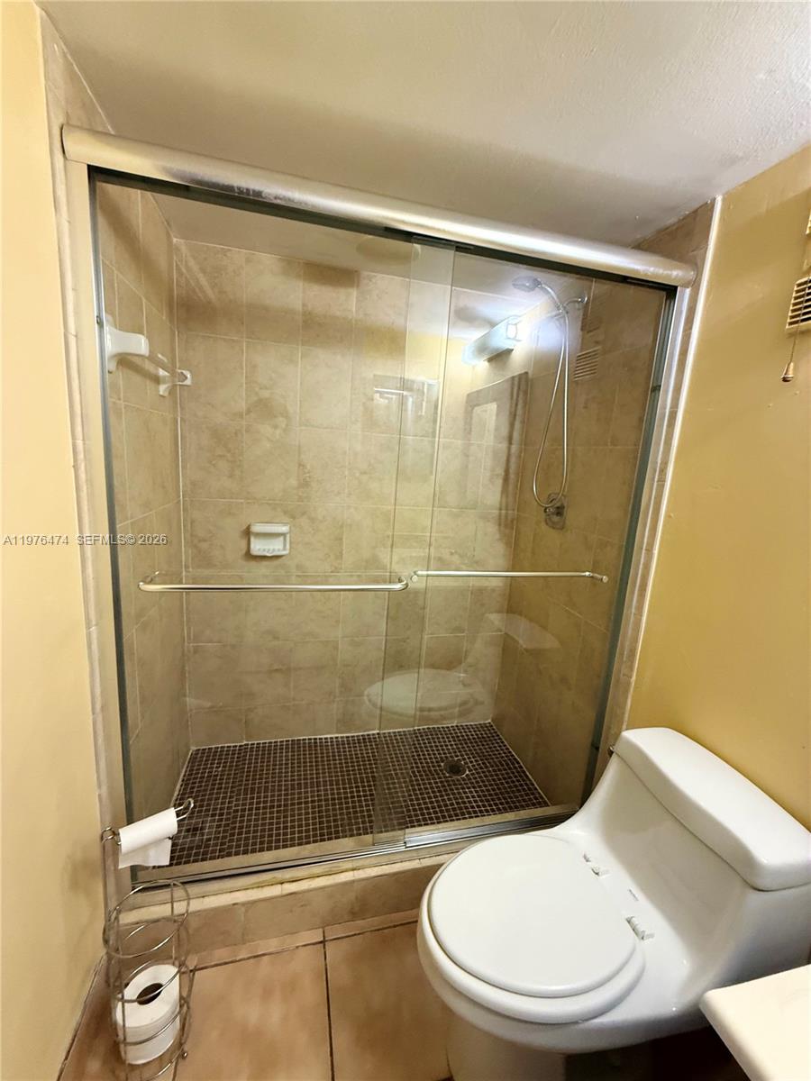 6977 Southwest 115th Place, Unit E33 Miami, FL 33173 - Photo 11 of 32 Bathroom No 1 View (Located Inside Bedroom No 1)