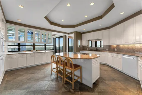 $9,900,000 | 5225 Collins Avenue, Unit PH8, Miami Beach, FL 33140