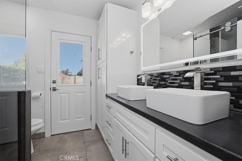 5091 Berryhill Place Riverside, CA 92507 - Photo 30 of 57 2nd Bathroom