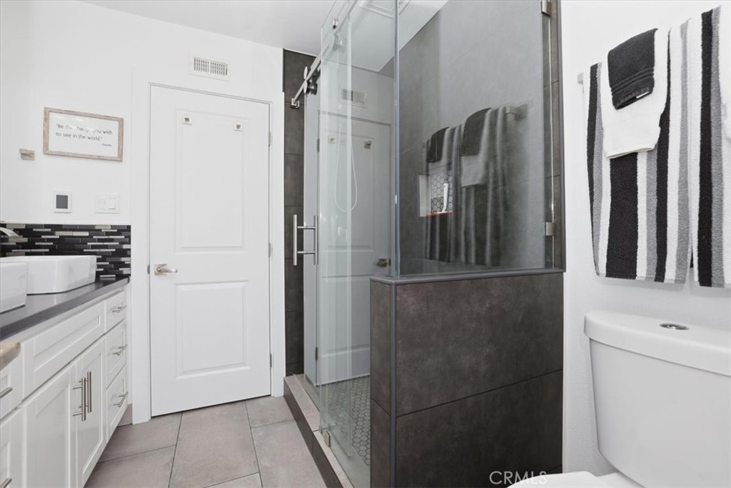 5091 Berryhill Place Riverside, CA 92507 - Photo 31 of 57 2nd Bathroom