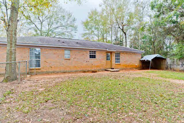 402 Oakleigh Circle Foley, AL 36535 - Photo 9 of 17 Large Backyard