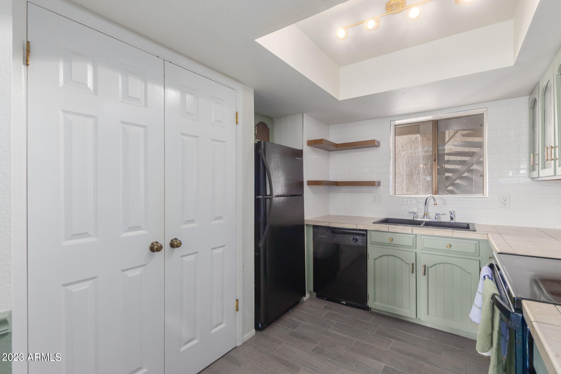 709 South Power Road, Unit 105 Mesa, AZ 85206 - Photo 7 of 36 a kitchen with a sink stove and refrigerator