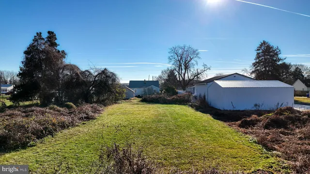 a view of back yard of the house