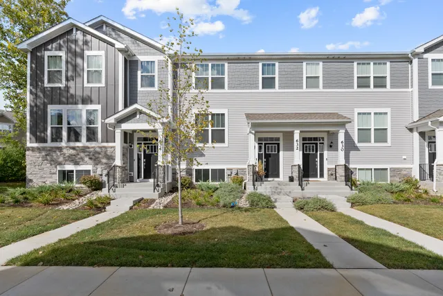 $2,950 | 632 Wolverine Drive, Aurora, IL 60502