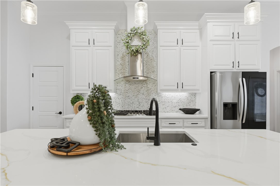 105 Sapphire Street Portland, TX 78374 - Photo 14 of 29 a kitchen with a refrigerator and a stove