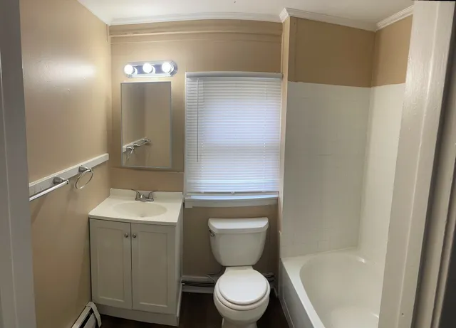 $300,000 | 132 McHenry Avenue, Crystal Lake, IL 60014