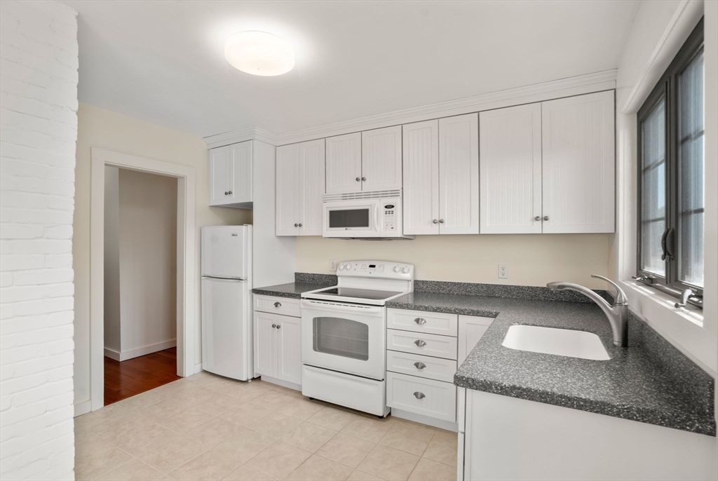 9 Waterman Road Gloucester, MA 01930 - Photo 10 of 25 Gallery Image 10