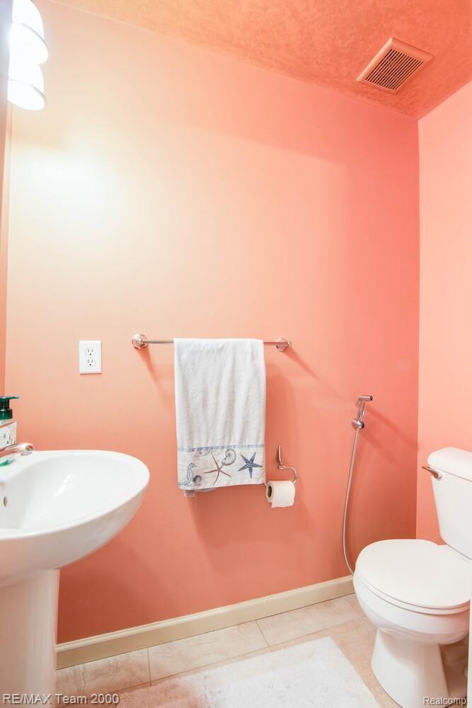828 Golf Ridge Circle Dundee, MI 48131 - Photo 16 of 37 19_Bathroom_1_mls.jpg