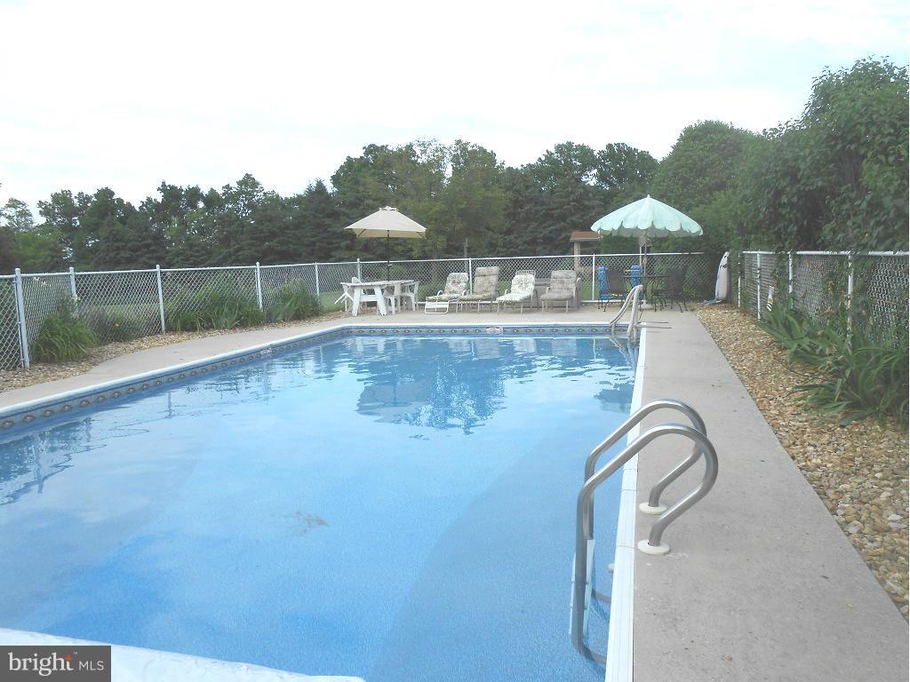 13457 Kretsinger Road Smithsburg, MD 21783 - Photo 22 of 30 1 yr old liner in swimming pool PLUS diving board