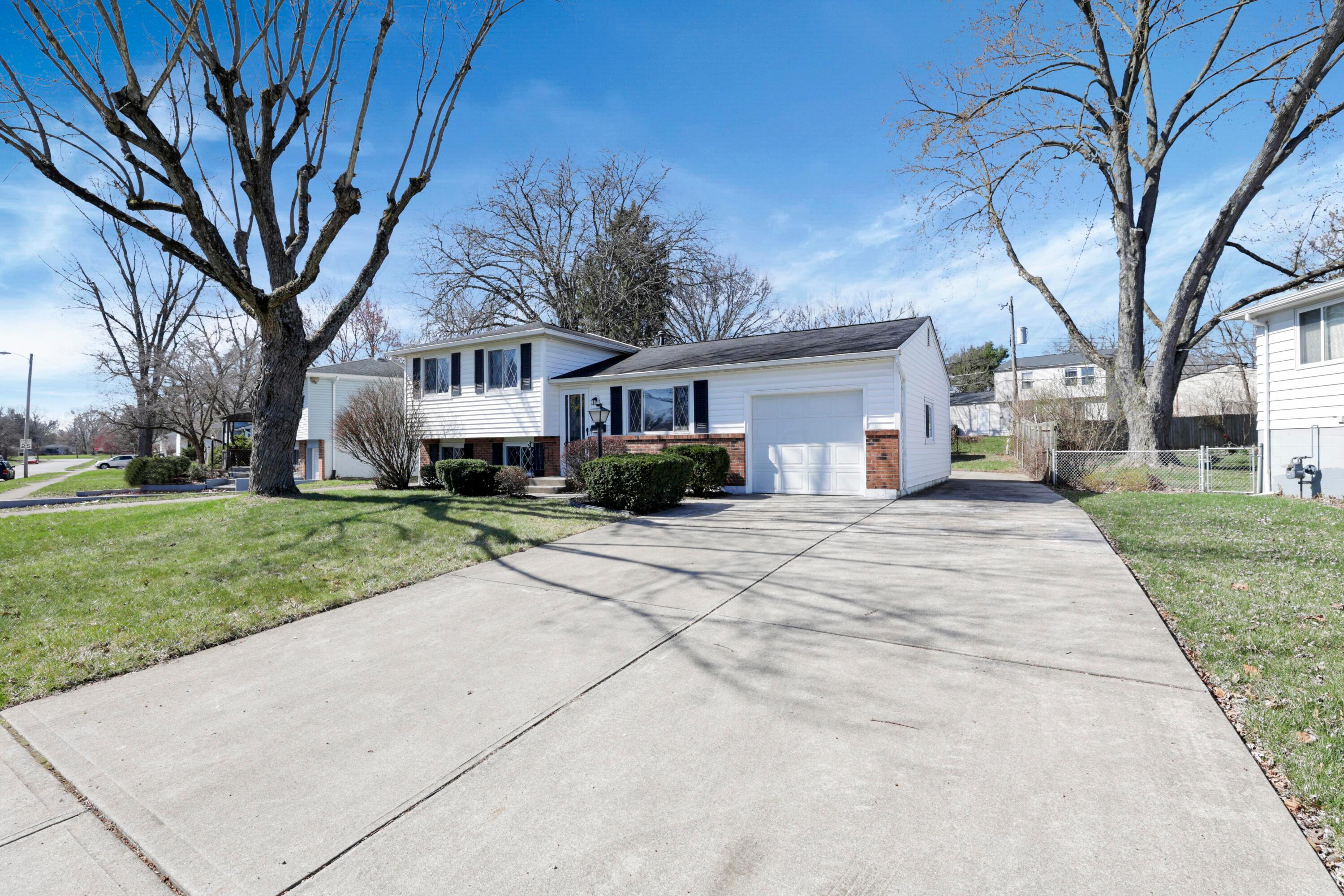 2911 Renfro Road Columbus, OH 43232 - Photo 2 of 31 Circular Concrete Driveway