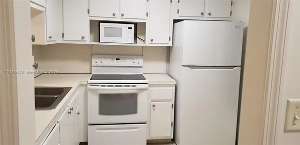 $1,600 | 300 Northeast 12th Avenue, Unit 205, Hallandale Beach, FL 33009