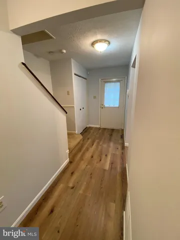 a view of a big room with closet