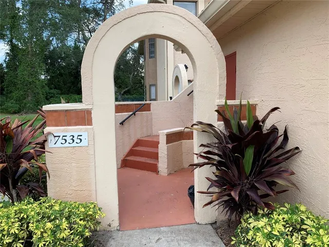 a view of entryway with outdoor area