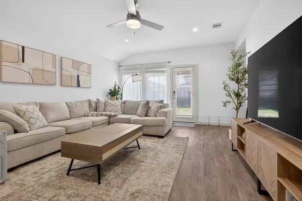 $2,400 | 12812 Tokenhouse Lane, Houston, TX 77047