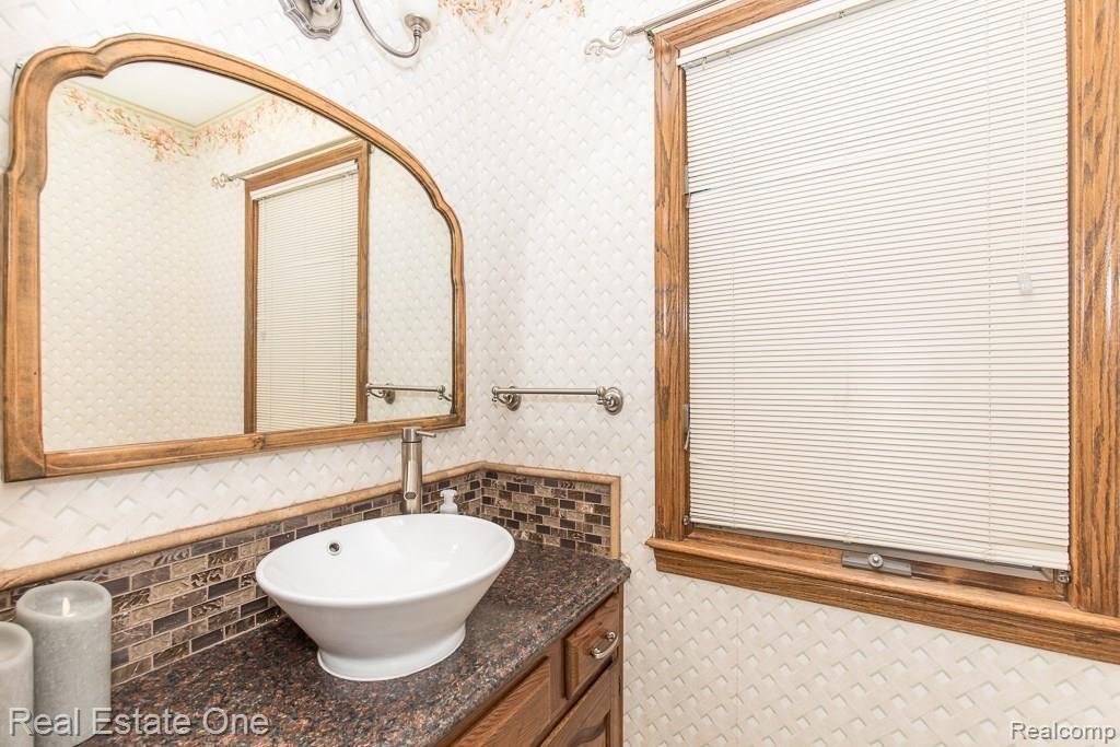 1352 Chestnut Lane Rochester Hills, MI 48309 - Photo 20 of 35