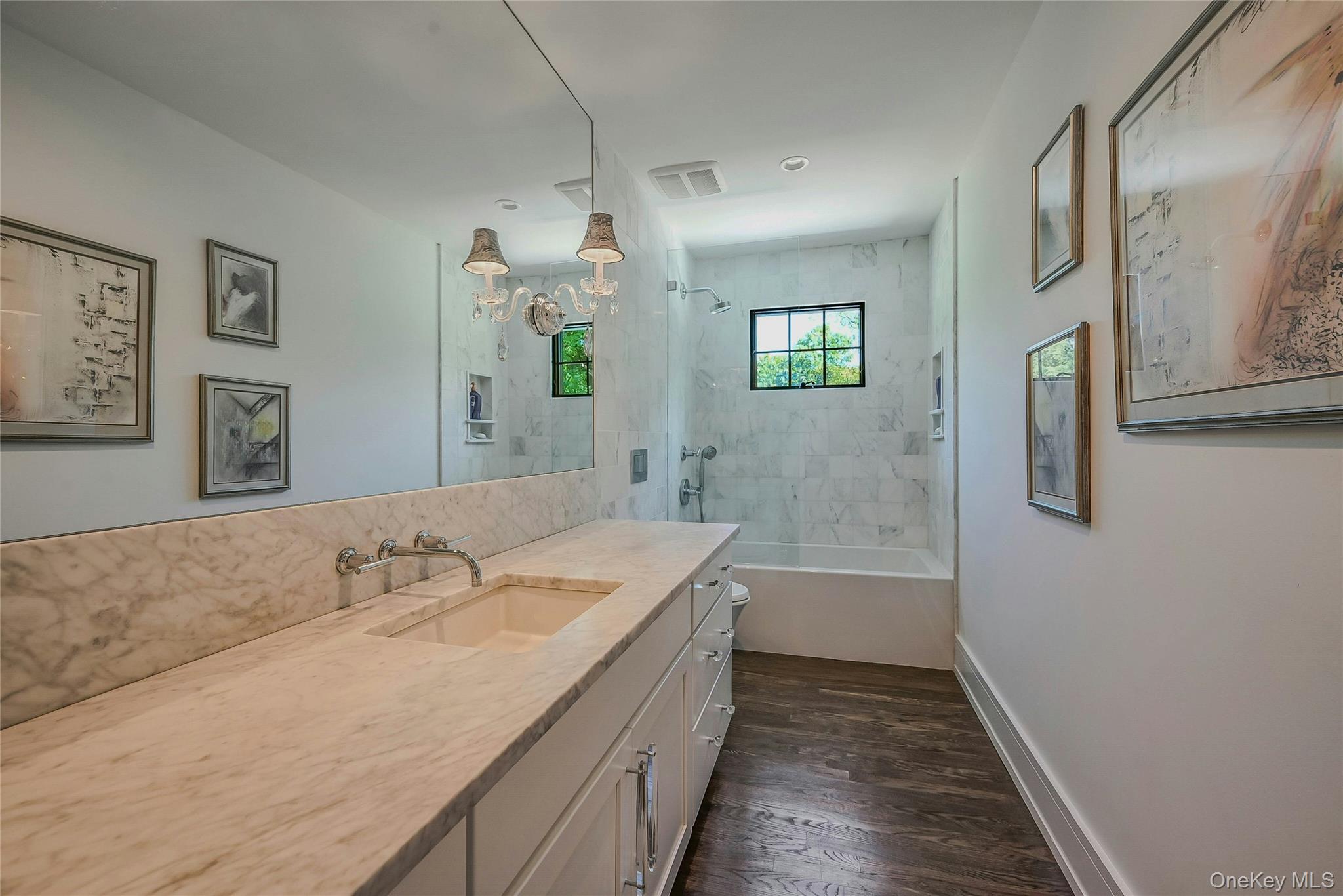 262 Huntington Bay Road Huntington Bay, NY 11743 - Photo 11 of 39 a bathroom with a tub a sink and mirror