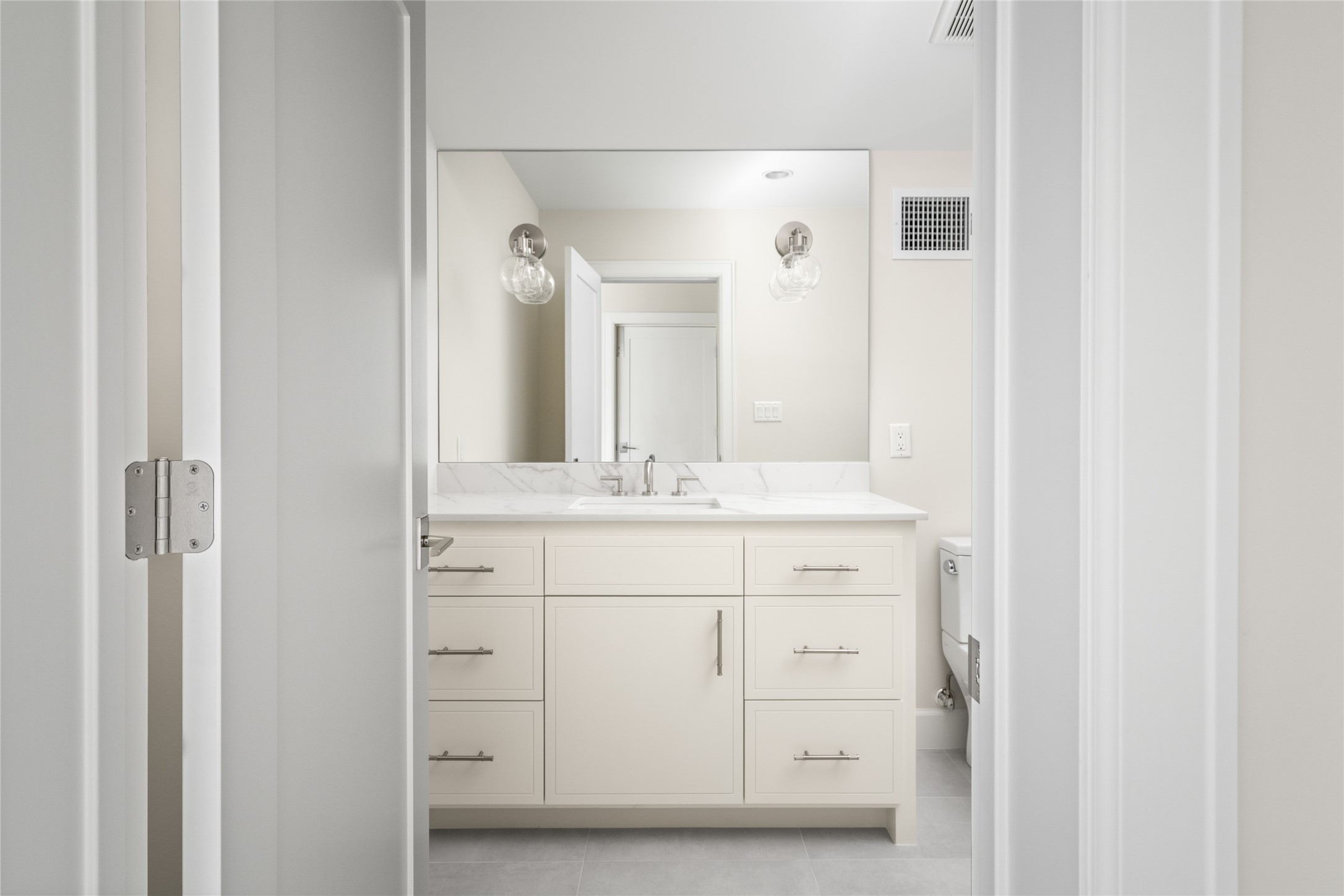 4006 Overbrook Lane Houston, TX 77027 - Photo 42 of 50 Well-appointed full bath on the third level with a spacious vanity and understated, refined finishes.