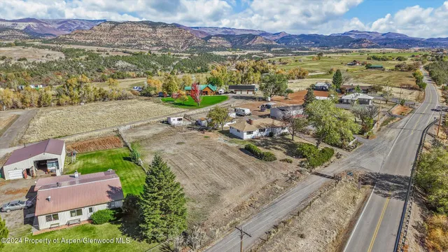 a black and white photo of a back yard