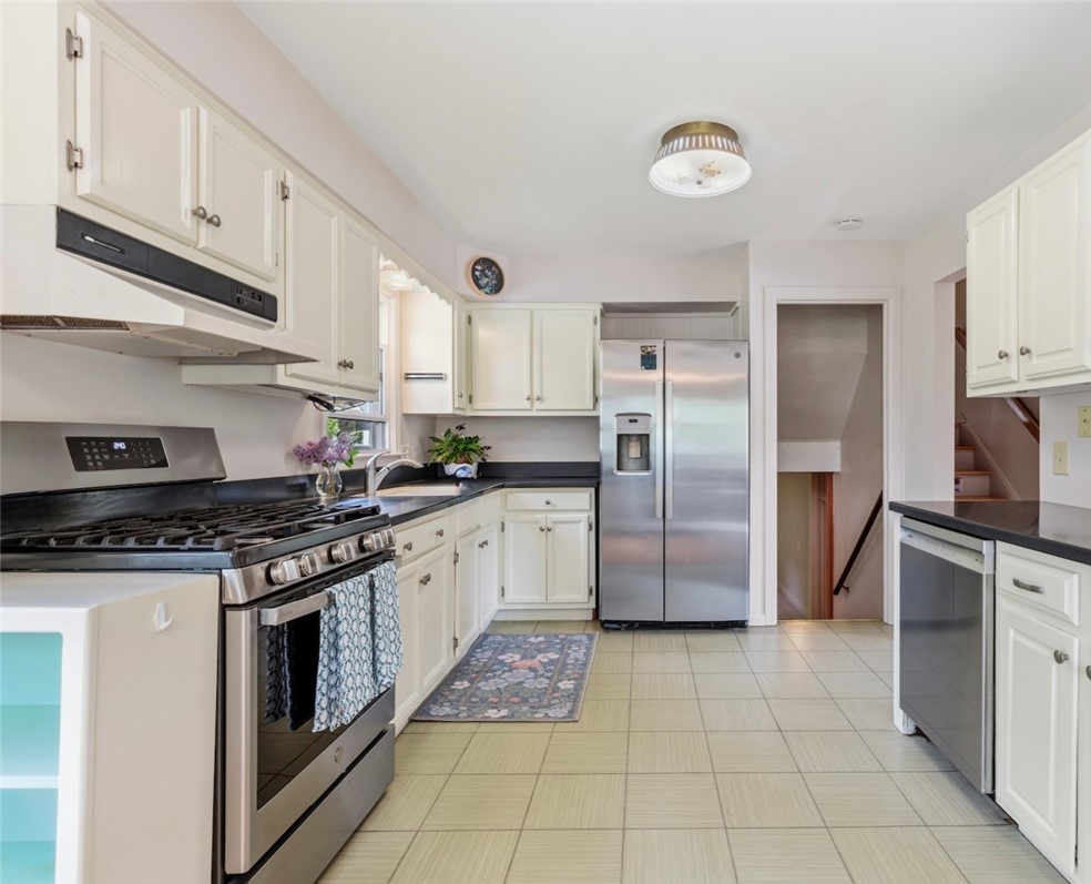 51 Quannacut Road Westerly, RI 02891 - Photo 7 of 38