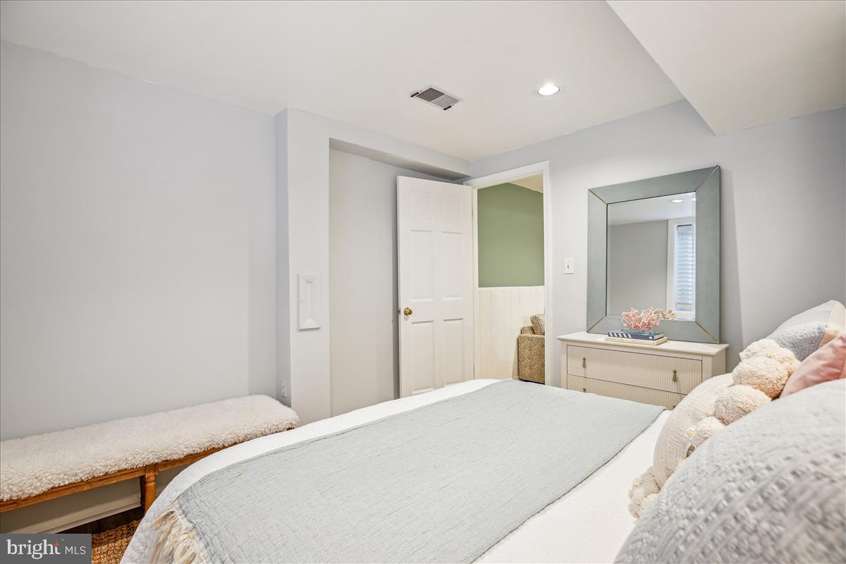 10107 Crestwood Road Kensington, MD 20895 - Photo 34 of 59 Bedroom