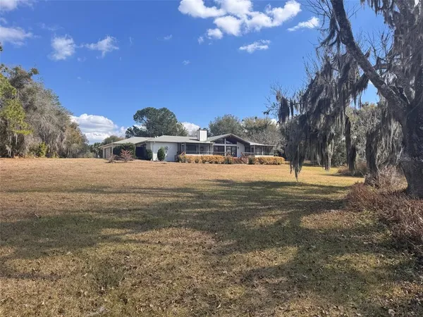 a view of back yard of the house