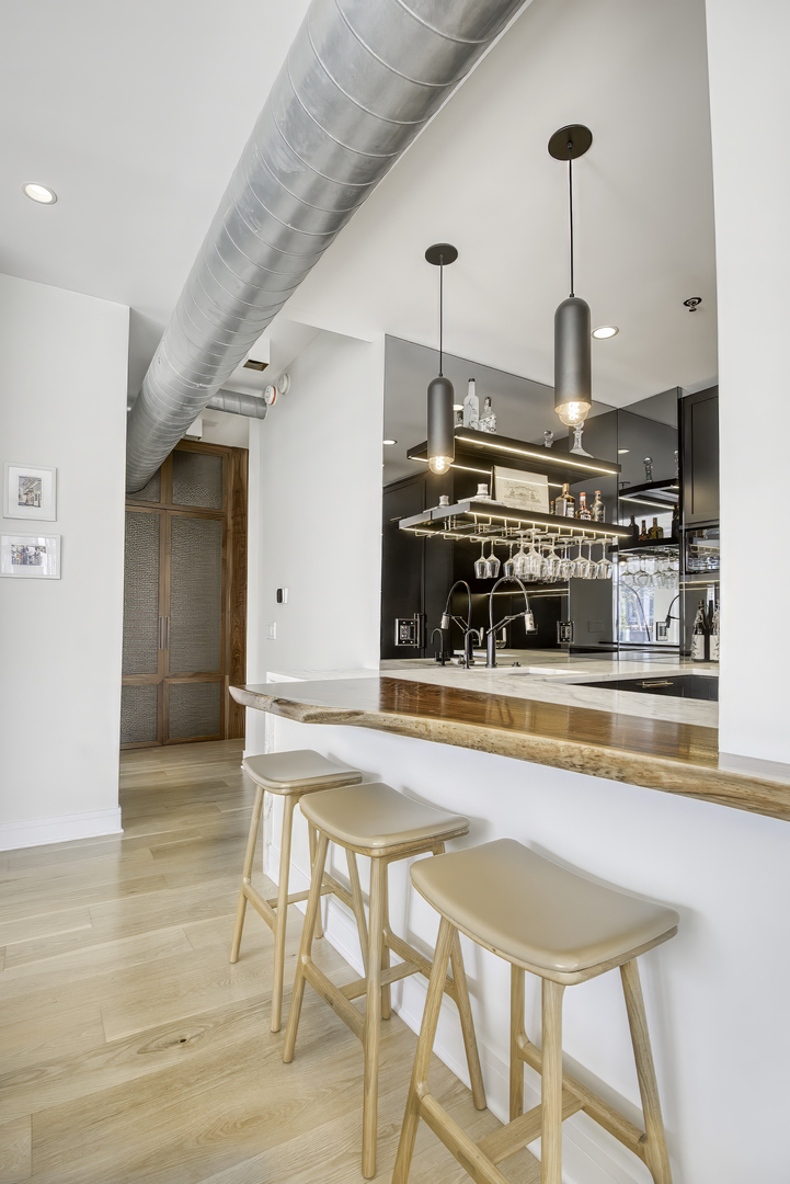 910 West Madison Street, Unit 904E Chicago, IL 60607 - Photo 14 of 56 a living room with a table and chairs
