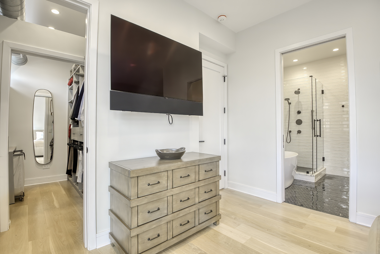 910 West Madison Street, Unit 904E Chicago, IL 60607 - Photo 30 of 56 a view of a living room