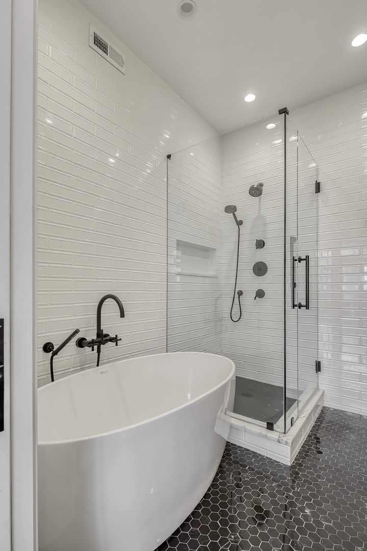 910 West Madison Street, Unit 904E Chicago, IL 60607 - Photo 32 of 56 a white bath tub sitting next to a shower