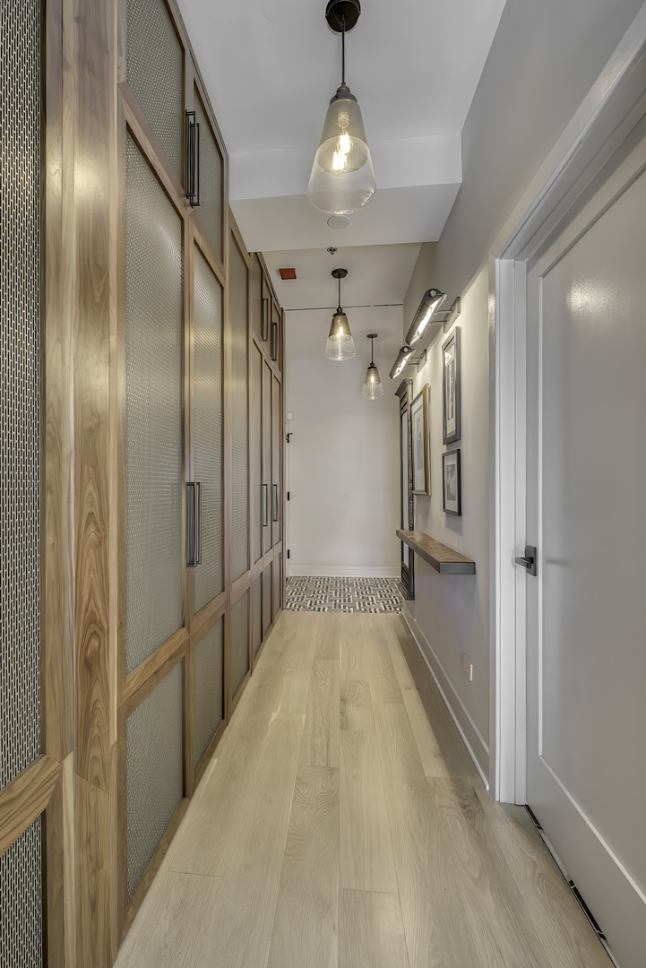 910 West Madison Street, Unit 904E Chicago, IL 60607 - Photo 5 of 56 a view of a hallway