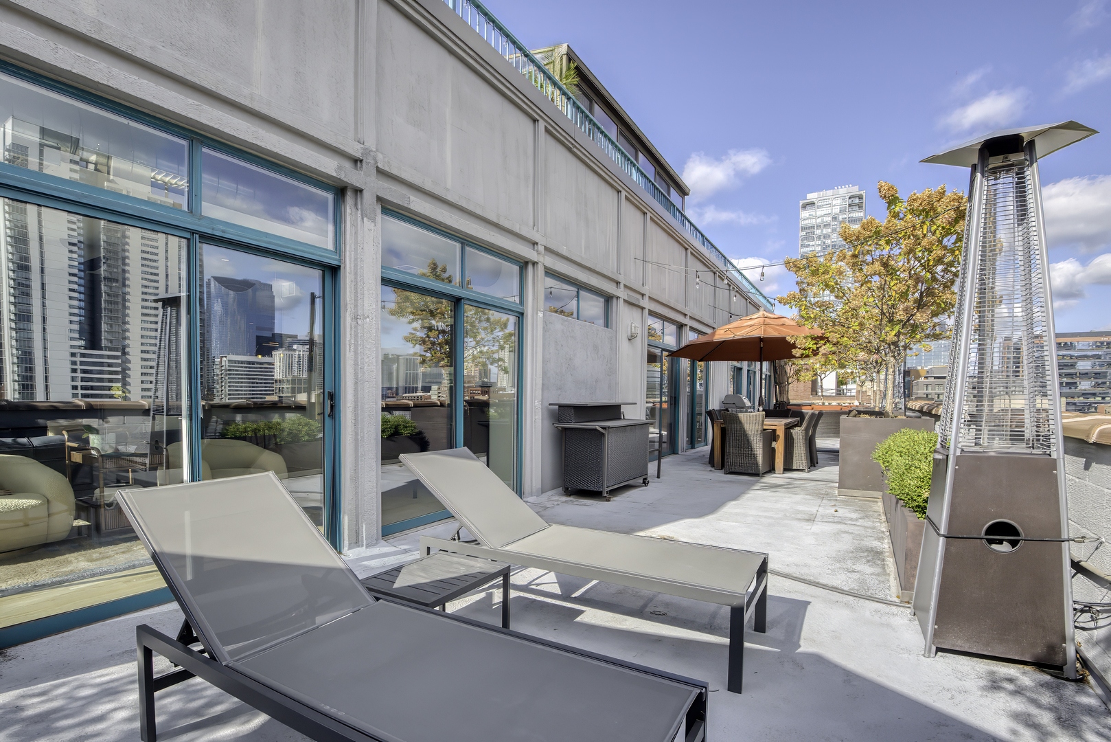 910 West Madison Street, Unit 904E Chicago, IL 60607 - Photo 51 of 56 a view of a patio with a table and chairs