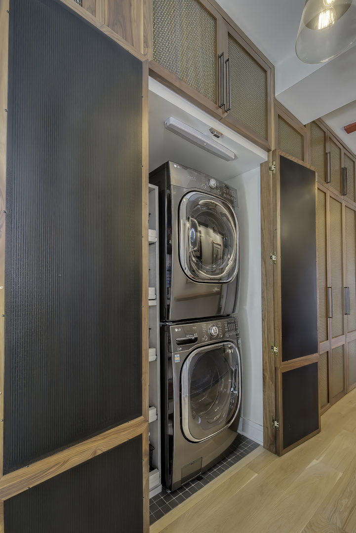 910 West Madison Street, Unit 904E Chicago, IL 60607 - Photo 8 of 56 a utility room with dryer and washer