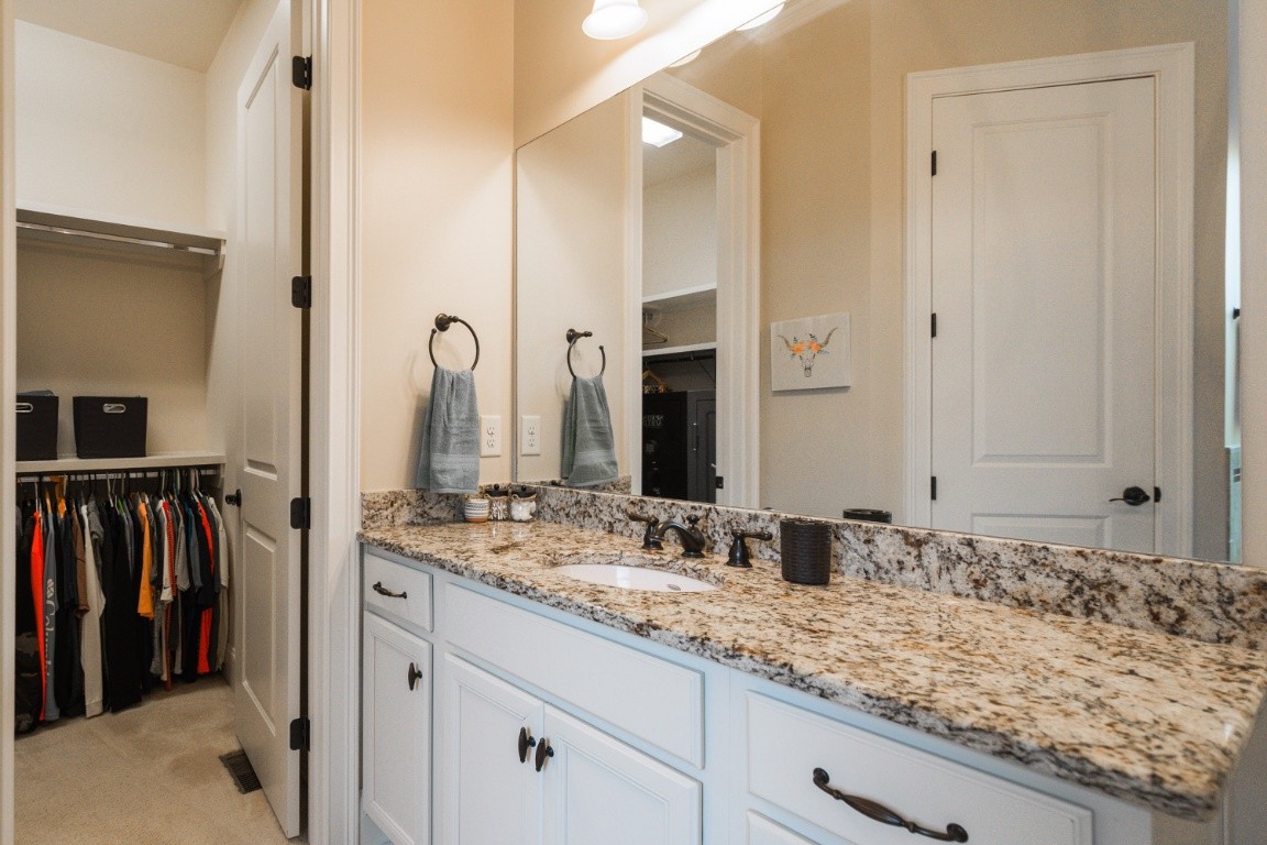 192 Barlow Drive Franklin, TN 37064 - Photo 18 of 36 a bathroom with a sink and a mirror