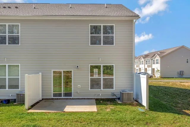 a view of a house with backyard