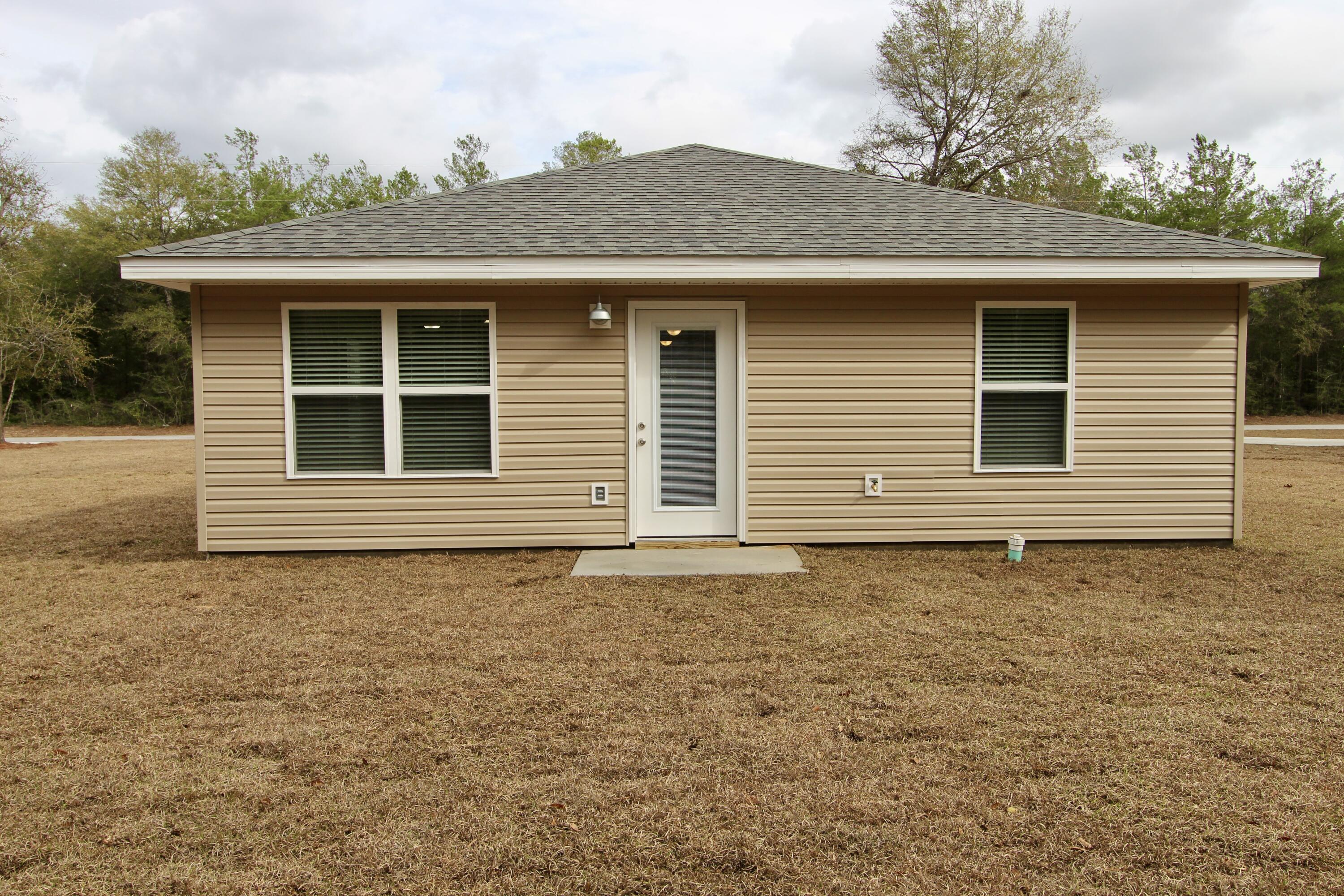 4639 Falcon Way Crestview, FL 32539 - Photo 38 of 40 a backyard of a house