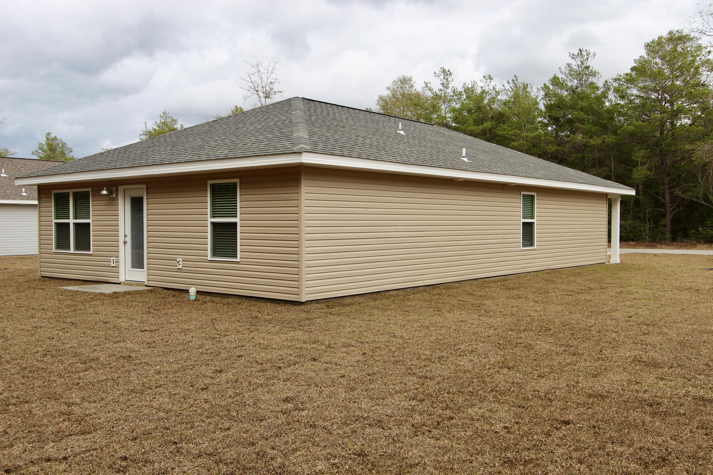 4639 Falcon Way Crestview, FL 32539 - Photo 40 of 40 a backyard of a house