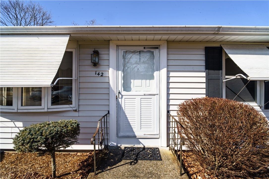 142 Beverly Road East Providence, RI 02915 - Photo 3 of 33