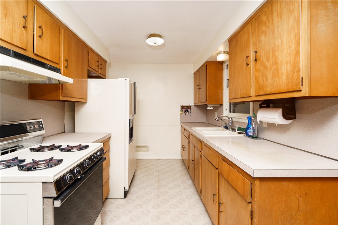 142 Beverly Road East Providence, RI 02915 - Photo 4 of 33