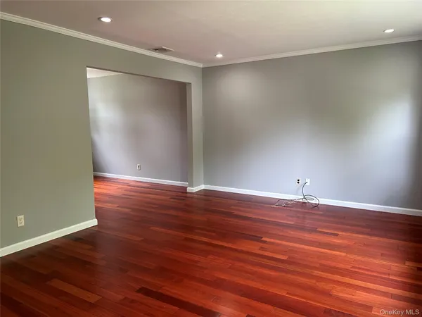 $5,200 | 33 Ava Drive, Syosset, NY 11791